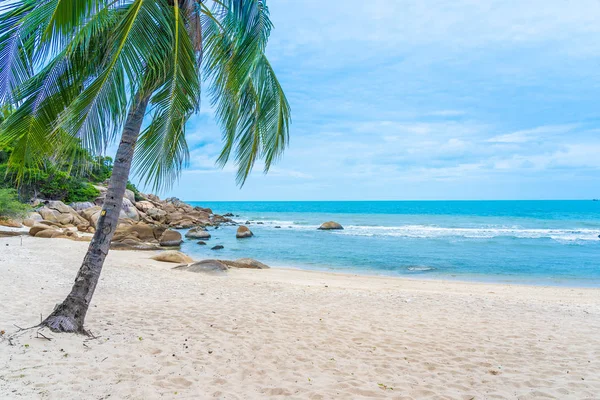 Bella spiaggia tropicale all'aperto mare intorno all'isola di Samui con co — Foto Stock