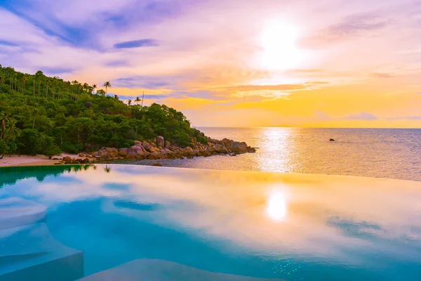 Bella piscina a sfioro all'aperto con palma da cocco — Foto Stock