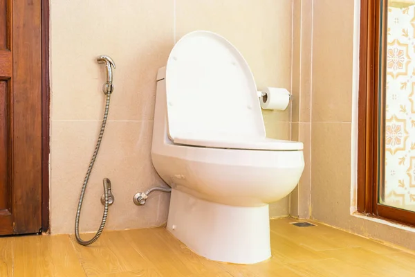 Tazón de inodoro blanco y decoración del asiento en baño — Foto de Stock