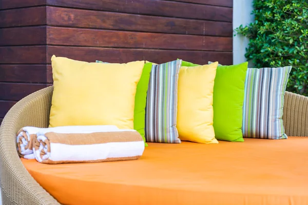 Paraguas y sofá silla alrededor de la piscina al aire libre en el hotel re — Foto de Stock