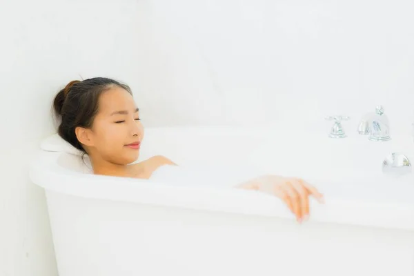 Portrait beautiful young asian woman take a bathtub in bathroom — Stock Photo, Image