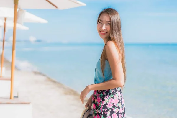 Πορτρέτο όμορφο ευτυχισμένο χαμόγελο Χαλαρώστε γύρω από νεαρή γυναίκα της Ασίας είναι — Φωτογραφία Αρχείου