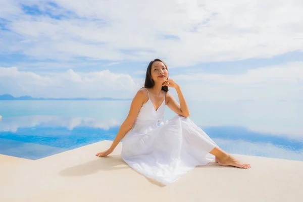 Portrait young asian woman relax smile happy around swimming poo — Stock Photo, Image