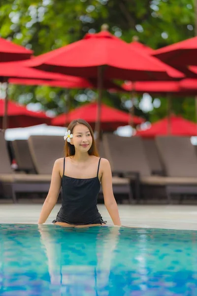 Porträt junge asiatische Frau entspannen Lächeln glücklich um Freibad — Stockfoto