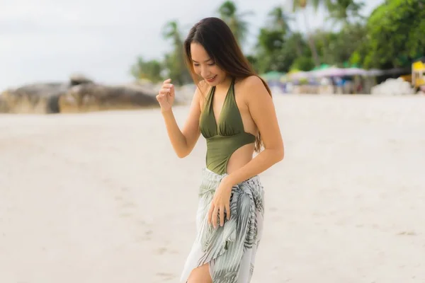 Retrato hermosa asiática mujeres feliz sonrisa relajarse en el tropical —  Fotos de Stock