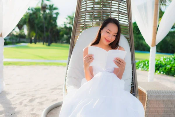 Portrait beautiful asian woman reading book around beach sea oce — Stock Photo, Image