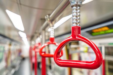 Metro treninde kırmızı trenler