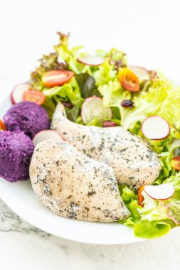 Izgara tavuk göğsü eti biftek taze sebze ile