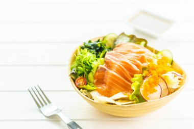 Deniz yosunu ve diğer vegeta et sashimi ham taze somon balık