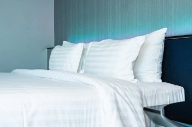 B yatak dekorasyonu üzerinde güzel lüks rahat beyaz yastık