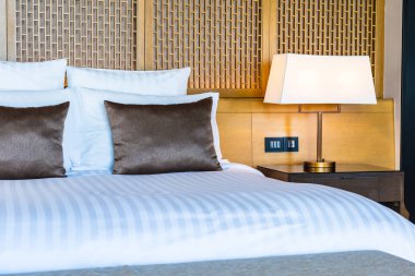 Yatak ve battaniye üzerinde güzel lüks rahat beyaz yastık Dec