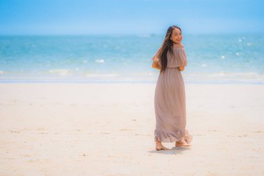 Portre güzel genç Asyalı kadın mutlu gülümseme Relax tr