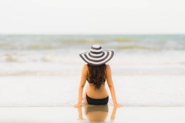 Portre güzel genç Asyalı kadın plaj se üzerinde bikini giymek