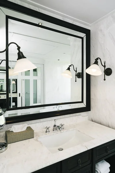 Hermoso lavabo blanco de lujo y facuet interior de agua de baño — Foto de Stock