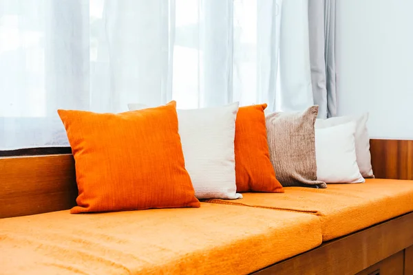 Wygodne poduszki na kanapie ozdoba — Zdjęcie stockowe