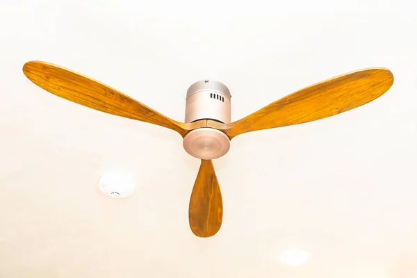 Stropní ventilátor na vrcholu dekorace pokojů — Stock fotografie