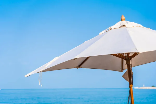 Стул зонтик и гостиная на красивом пляже моря океана на СК — стоковое фото