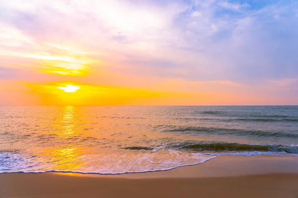 Открытый пейзаж моря и пляжа на закате — стоковое фото