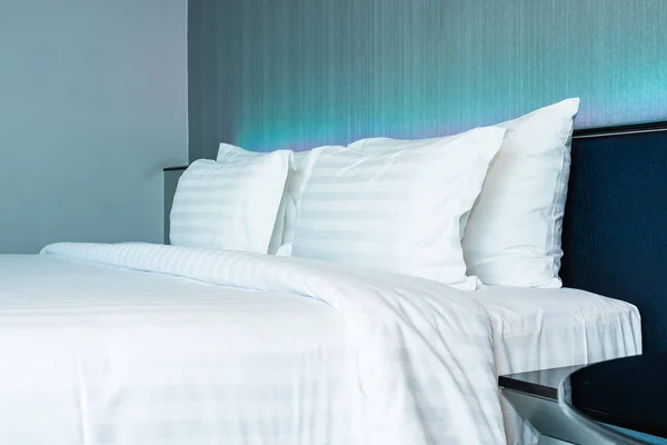 Piękne luksusowe wygodne białe poduszki na dekoracji łóżka w b — Zdjęcie stockowe