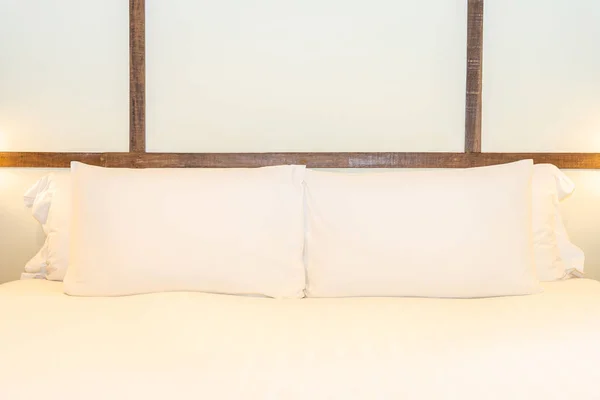 Belo travesseiro branco confortável e cobertor na decoração da cama — Fotografia de Stock
