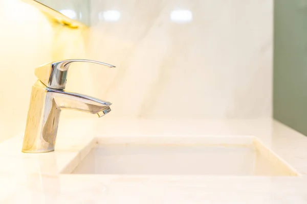 Eau de robinet et décoration d'évier dans l'intérieur de la salle de bain — Photo