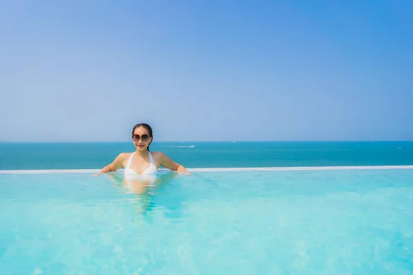 Retrato hermosa joven asiática mujer feliz sonrisa relajarse en swimmi — Foto de Stock