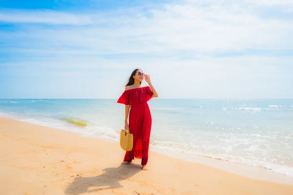 ビーチと海の上に美しい若いアジアの女性の肖像画 — ストック写真
