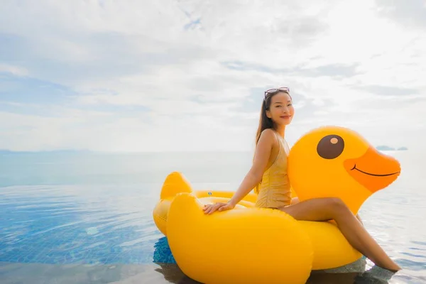 Portré fiatal ázsiai nő felfújható úszó sárga kacsa aroun — Stock Fotó