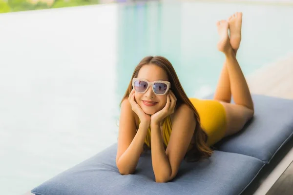 Retrato asiático hermosa mujer joven feliz sonrisa relajarse alrededor ou —  Fotos de Stock