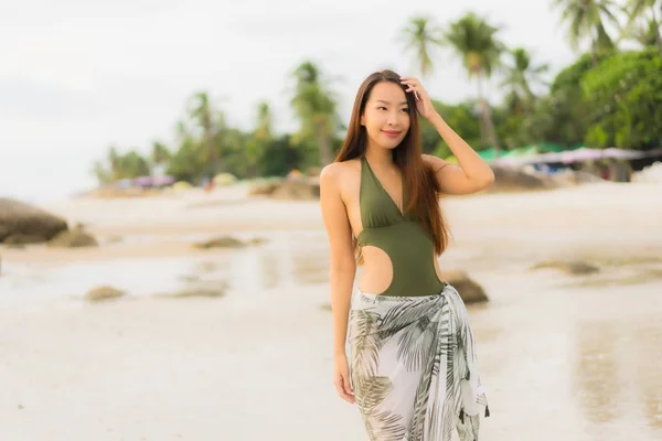 Retrato hermosa asiática mujeres feliz sonrisa relajarse en el tropical — Foto de Stock