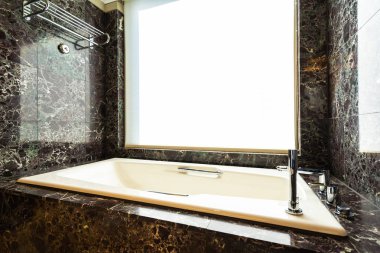 Odada beyaz küvet dekorasyonu