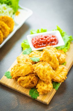 Derin yağda kızartılmış tavuk eti çağrı nugget domates veya ketçap sos ile