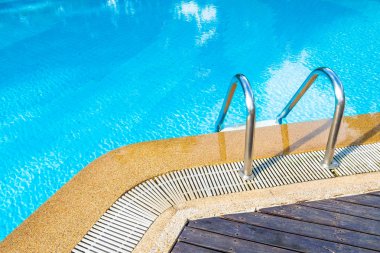 Merdivenli otel beldesinde güzel açık yüzme havuzu