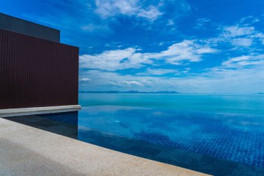 Beyaz bulut bl üzerinde deniz okyanusu ile güzel açık yüzme havuzu