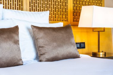 Yatak ve battaniye üzerinde güzel lüks rahat beyaz yastık Dec