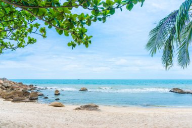 Samui Adası etrafında güzel açık tropikal plaj deniz ile Co