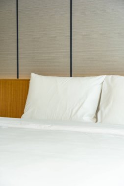 Güzel lüks rahat beyaz yastık ve battaniye yatakta