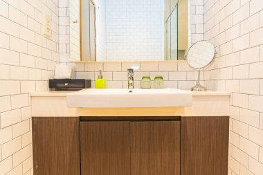 Su musluk ve lavabo dekorasyon iç