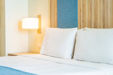 Hafif lamba ile yatak dekorasyonbeyaz rahat yastık