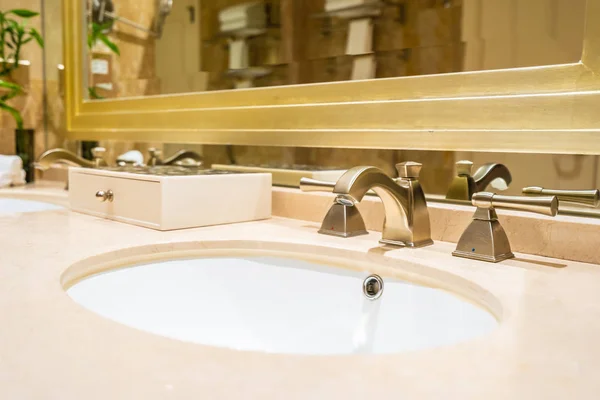 Beau robinet de luxe et décoration d'évier dans la salle de bain — Photo