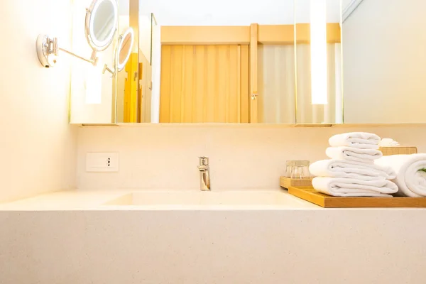 Vit diskbänk och kranvatten kranen dekoration i Bad rums — Stockfoto