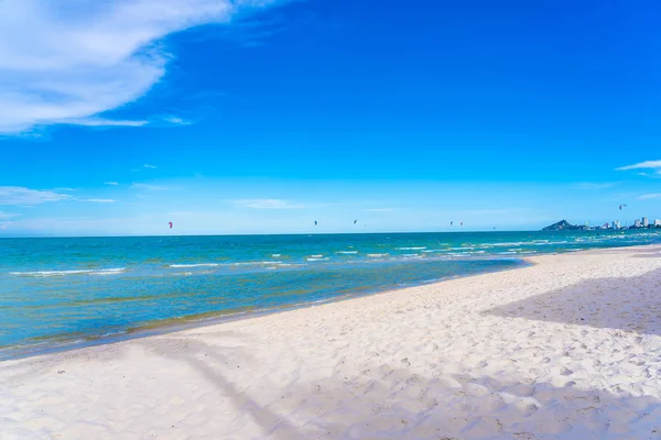 Beautiful outdoor tropical nature landscape of sea ocean and bea — Stock Photo, Image