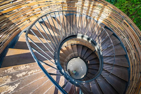 Krzywa spirala kształt drewniana dekoracja schodów zewnętrznych — Zdjęcie stockowe