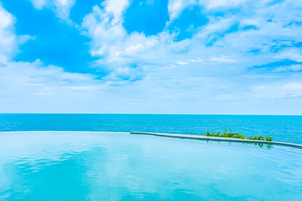 Hermosa piscina infinita al aire libre en el complejo hotelero con se — Foto de Stock