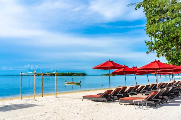 Beautiful outdoor tropical beach sea ocean with umbrella chair a — Stock Photo, Image