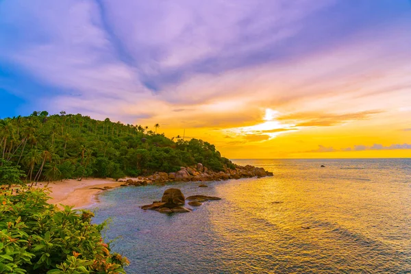 Bella spiaggia tropicale all'aperto mare intorno all'isola di Samui con co — Foto Stock