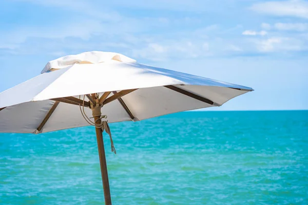 Όμορφη ομπρέλα και καρέκλα γύρω από την παραλία θάλασσα ωκεανός με μπλε SK — Φωτογραφία Αρχείου
