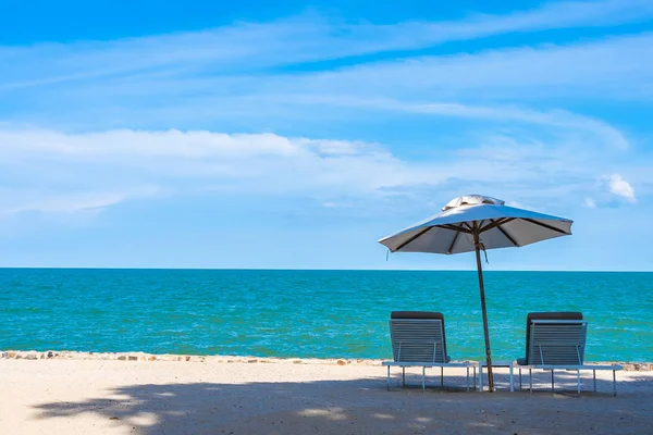 Beautiful umbrella and chair around beach sea ocean with blue sk — Stock Photo, Image