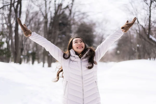 Bela jovem ásia mulher sorrindo feliz para viagem no neve ganhar — Fotografia de Stock