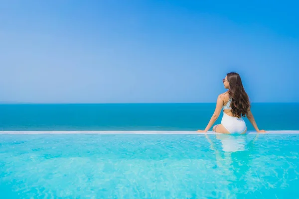 Retrato bonito jovem asiático mulher feliz sorriso relaxar em swimmi — Fotografia de Stock